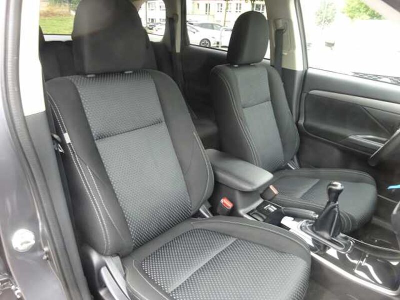 Mitsubishi Outlander 2.0 2WD EDITION 100 aus erster Hand