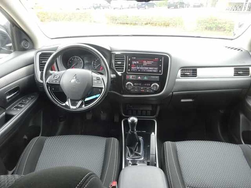 Mitsubishi Outlander 2.0 2WD EDITION 100 aus erster Hand